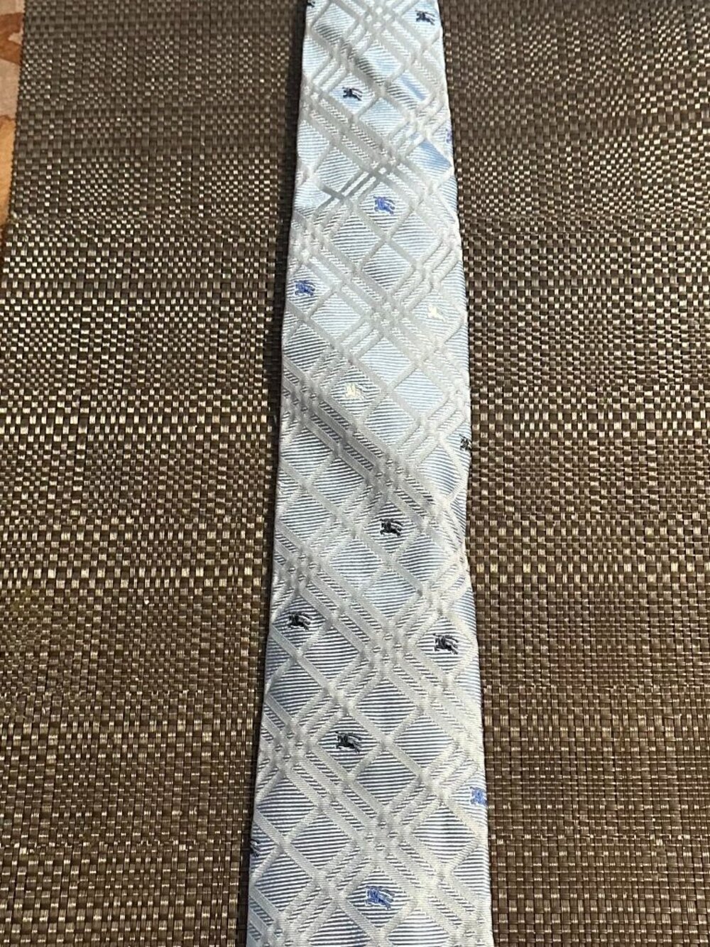 Burberry blue and white patterned tie (w logo)